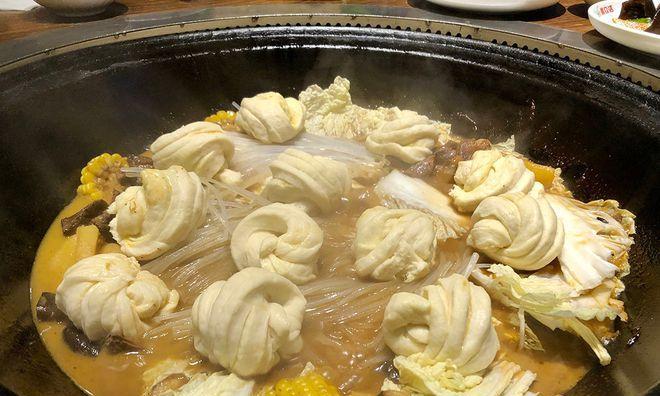 铁锅炖排骨土豆花卷锅的做法（家常美食，味道鲜美，营养丰富）