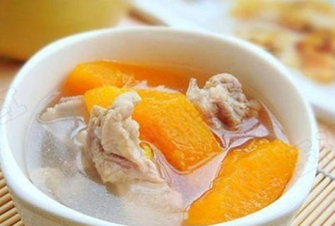 以炭火炖排骨，又香又嫩的煲汤（用最古老的烹饪方法，让你轻松煲出一锅营养美味的排骨汤）