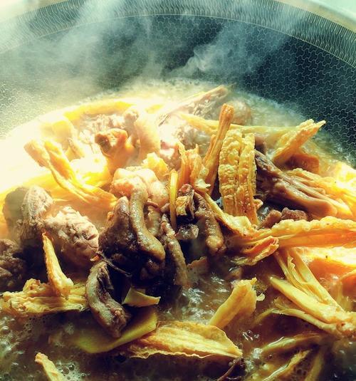 酸笋番鸭的美味烹饪（以酸笋为主料，焖出香酥可口的番鸭菜肴）
