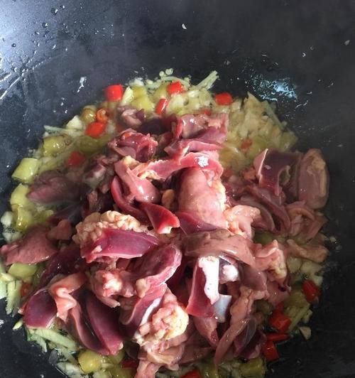 美味油爆鸡杂的做法（鲜嫩入味，下饭神器）