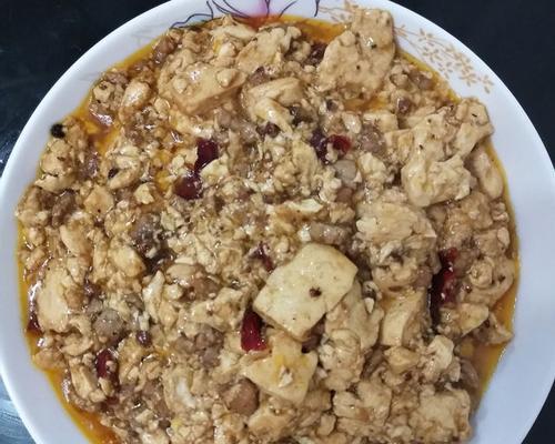 学会偷呷步，轻松做出正宗麻婆豆腐（从选材到烹饪，手把手教你做一道香辣可口的麻婆豆腐）
