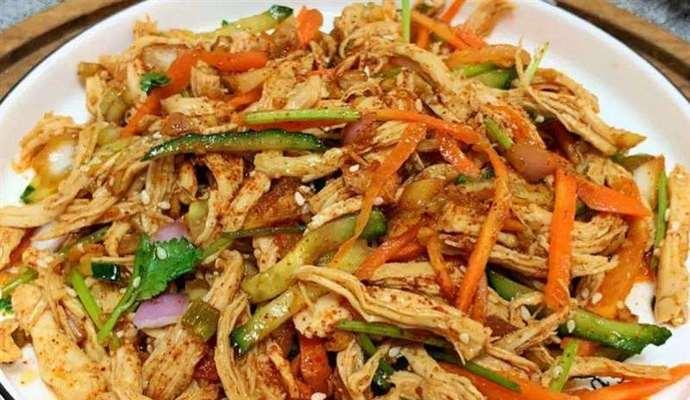 如何制作美味健康的洋葱拌鸡丝（以家庭做法为例，轻松享用美味佳肴）