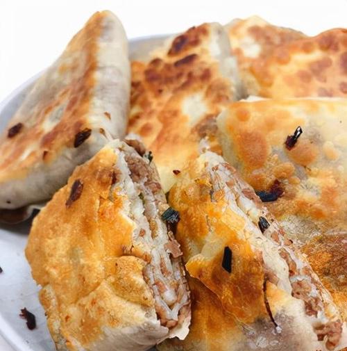 饕餮美味——洋葱牛肉千层饼的制作方法（一步步教你打造浓郁香气与口感丰富的美味大餐）