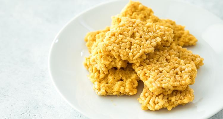 咸蛋黄锅巴，美味又简单（简单五步教你轻松做出脆香可口的咸蛋黄锅巴）