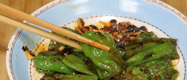 美味可口的糖醋青椒（家常菜谱教程，健康饮食的好选择）