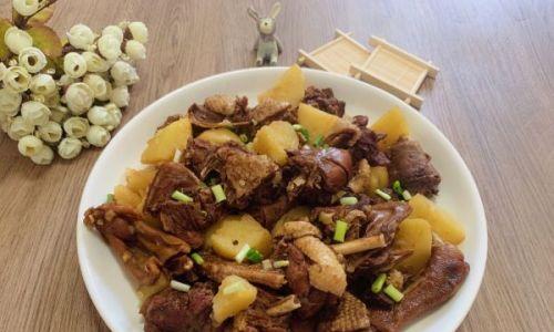 土豆炖鹅肉，美味健康的家常菜（传统佳肴，口感鲜美的营养大餐）