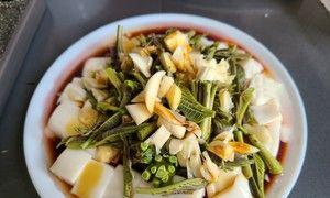 清爽夏日，香椿凉拌豆腐带来健康美味（简单做法，营养丰富，让你想念不已）