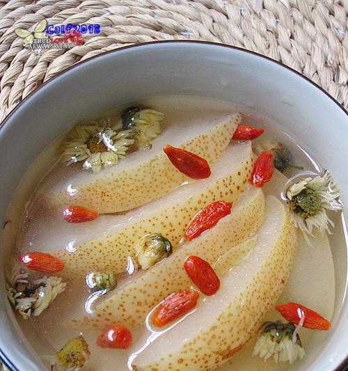 如何制作美味清爽的水果菊花茶（用新鲜水果与菊花制作一杯健康茶饮）
