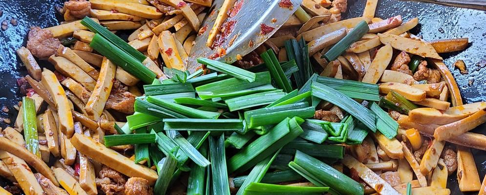 用香干烹饪美食，让你惊喜不断（一道美味可口的香干鸡丝炒蒜苗，让你尝到美味的幸福感）