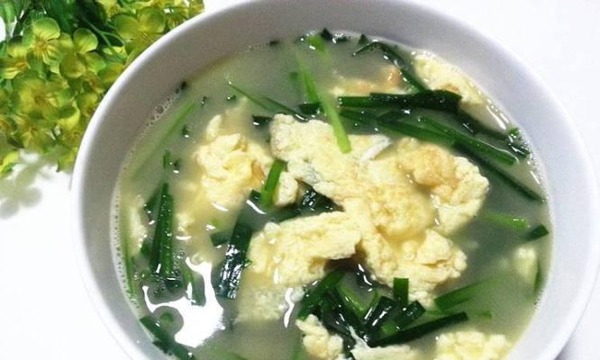 小海鲜韭菜汤的美味做法（海鲜与韭菜的完美融合/营养丰富的清汤美食/家庭自制最佳选择）