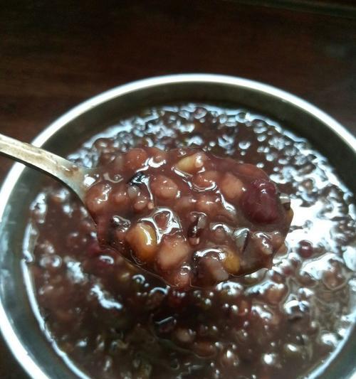 温补八宝粥，健康又美味（以红枣为核心材料，营养丰富的八宝粥）