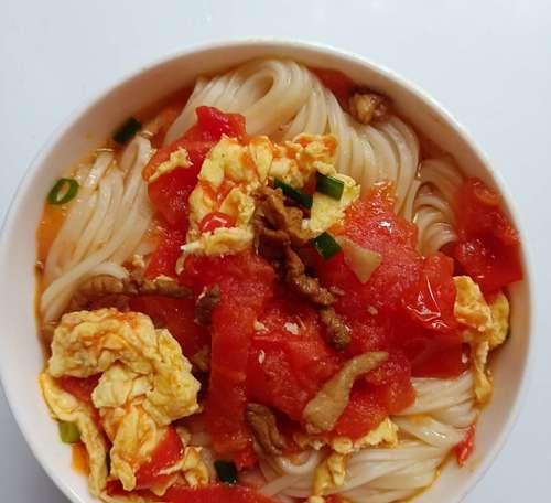 在家轻松做出美味的西红柿鸡蛋宽汤面（家常美食，营养又健康，教你一步步做好这道宽汤面）