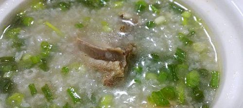 用虾仁煮出鲜美鸽子粥（融合海鲜与禽肉的健康美食）
