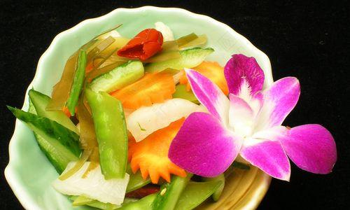 日式蔬菜冷盘的制作方法（健康美味，让你爱上素食生活）