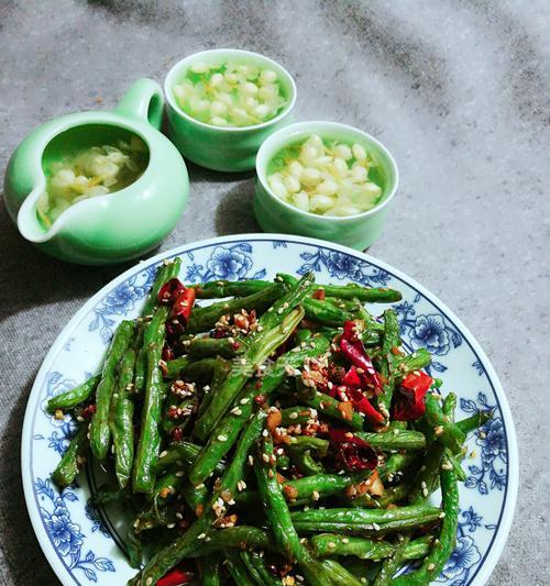 咸肉煸豆角的家常做法（咸香四溢，口感爽脆的美味佳肴）