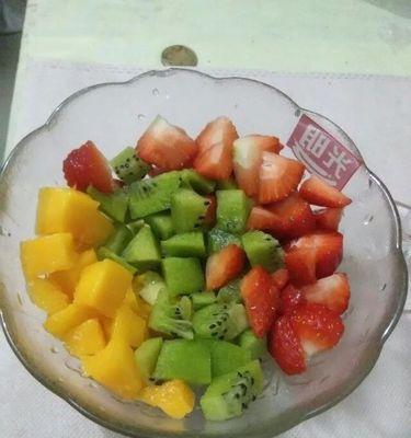 享受健康生活的美味选择——水果沙拉拼盘（让果香飘满你的舌尖，给你全新的味觉享受）