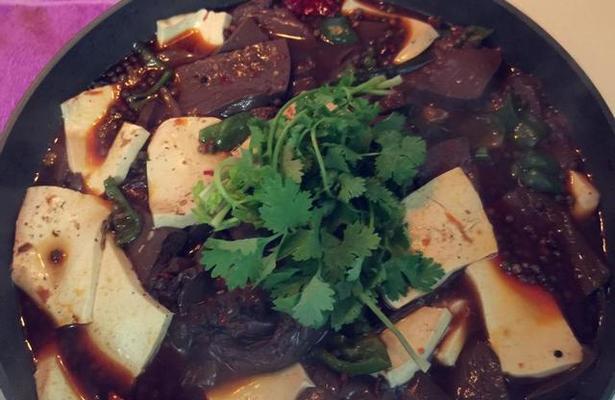美味家常血豆腐汤的烹制方法（健康营养的汤品，家中简单易做）