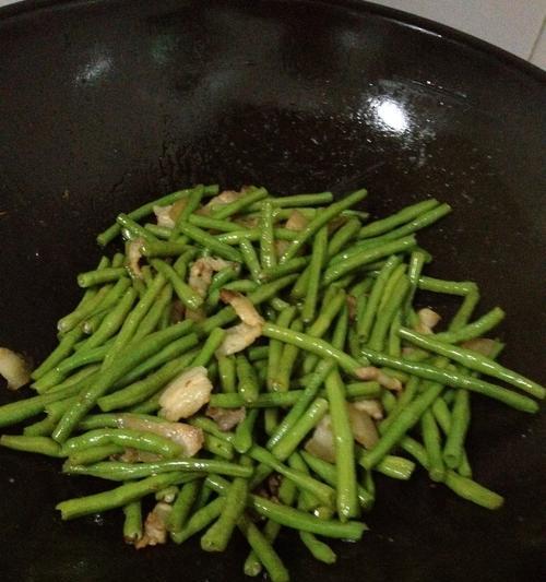 美味易做的肉片炒长豆（口感嫩滑，色香味俱佳的家常菜）