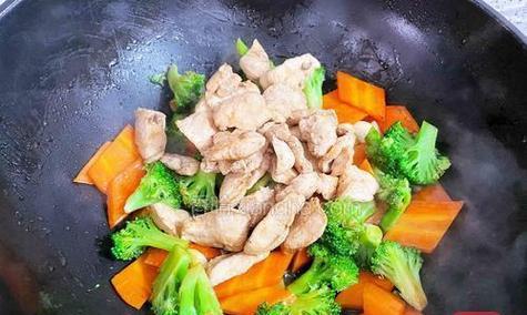 以西蓝花木耳胡萝卜炒鸡肉片，做出健康美味的一餐（多彩蔬菜配以嫩滑鸡肉，健康又美味）