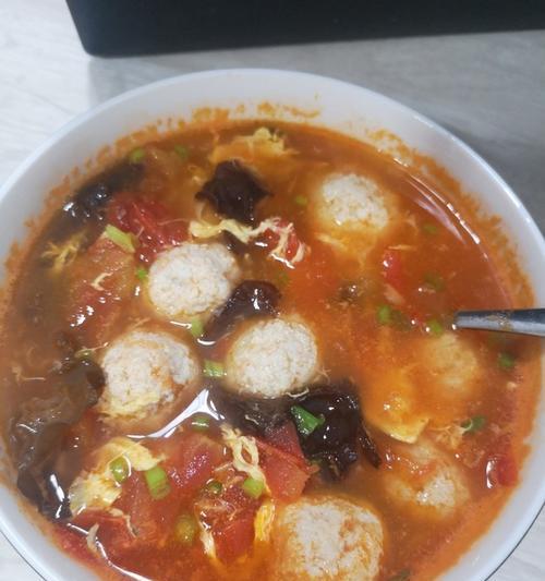 健康美味，以西红柿鸡脯丸子汤（家常菜的新变化，营养美食的新选择）