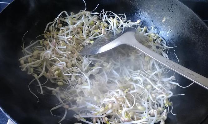 美味又健康的肉炒绿豆芽（用绿豆芽的清甜搭配瘦肉的鲜嫩，享受健康美食）