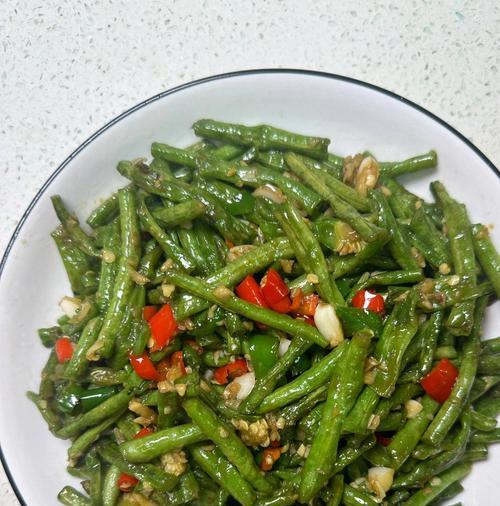家常美食——肉末炒长豆角（以豆为主，肉香扑鼻；长豆角入口回味悠长）