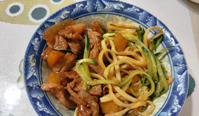 一碗美味的香菇卤肉面（让你在家也能吃到道地的老北京味）
