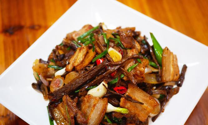 茶树菇炖肉，美味健康享受（一道简单又营养的家常美食）