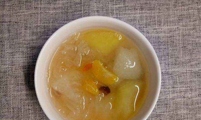 健康美味的水果银耳羹（用新鲜水果和银耳精心制作的营养美食）