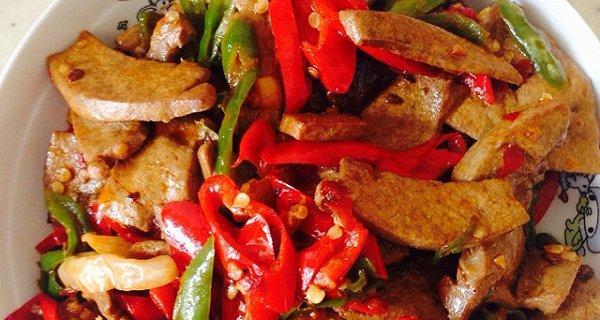 美食特辑——猪肝炒青椒（一道营养美味的家常菜肴，让你爱上猪肝的秘密）