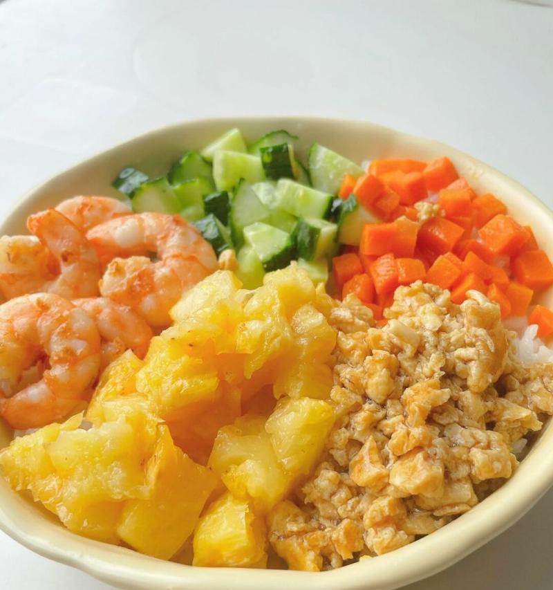 菠萝虾仁五彩饭，色香味俱佳（以菠萝为食材，新吃法带来新体验）