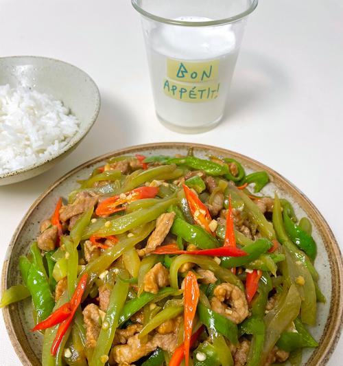 土豆青椒炒肉丝，简单又美味（用土豆青椒炒出美味的家常菜）
