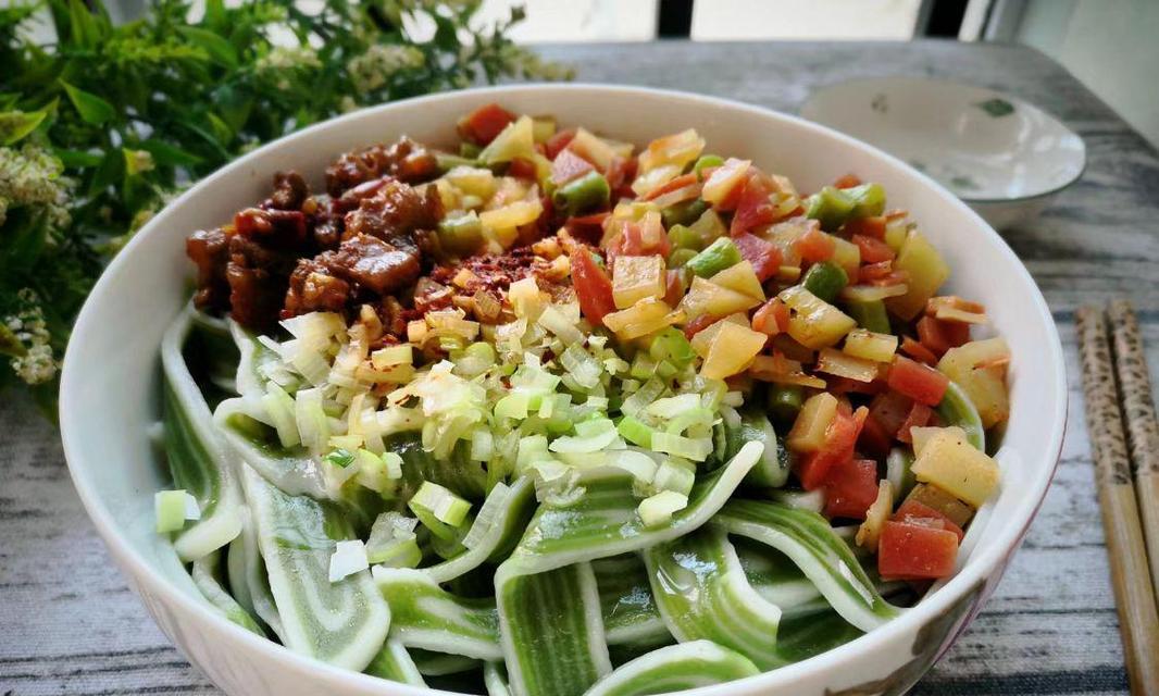 以蔬汁手擀面，健康美味又营养（如何使用蔬菜汁制作美味手擀面）