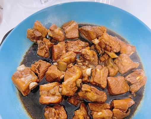圣诞版红烧排骨（传统口味加入节日元素）