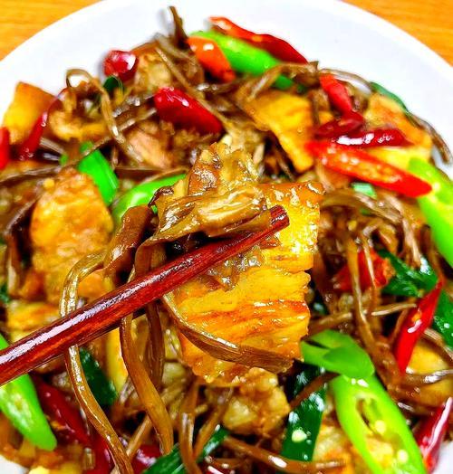 小炒茶树菇，美味可口的素食佳肴（让你爱上素菜的经典美食）