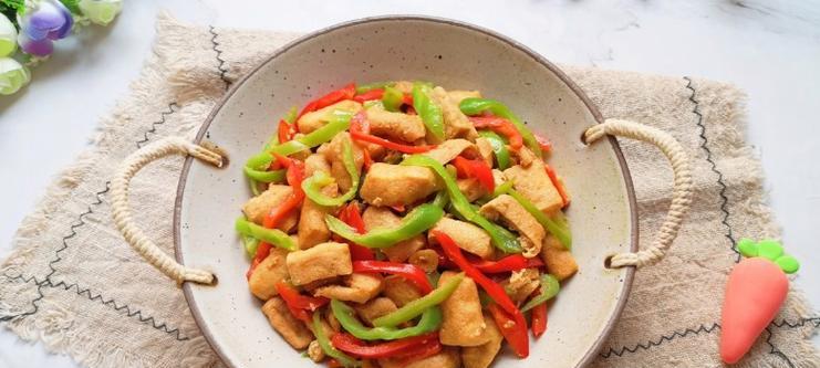 尝鲜美味，油豆腐炒青椒做法详解（简单易学，营养丰富，油豆腐炒青椒让你爱上素食）