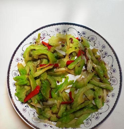 香椿盐水的制作方法（用新鲜香椿和盐水做一道美味健康佳肴）