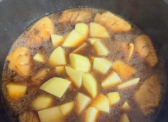 土豆闷鸡翅尖，让你吃出家的味道（家常美食必备，用土豆闷鸡翅尖做出回味无穷的好滋味）