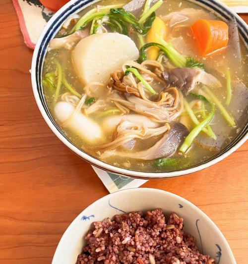 家常美食大赏——自制酸萝卜魔芋老鸭汤（营养美味的家常佳肴）