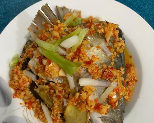 如何制作美味的蒜蓉辣椒酱鱼头（一道令人垂涎欲滴的家常美食，想学会就来看看吧）
