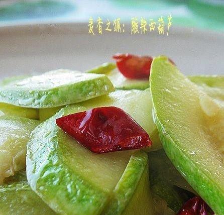 酸辣西葫芦的制作秘籍（用新鲜的蔬菜，打造美味酸辣西葫芦）