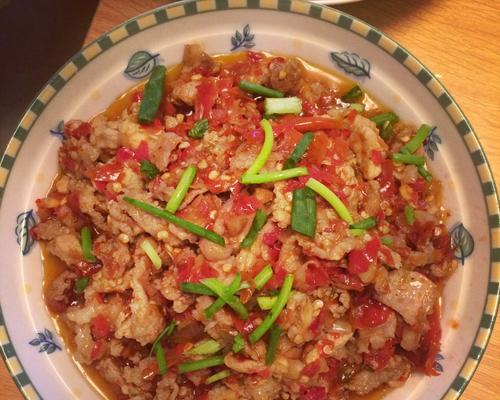 糟辣子炒肚子，麻辣美食的制作艺术（辣味四溢，口感独特的糟辣子炒肚子）