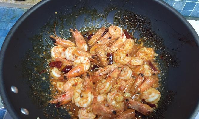 泰式酸辣虾生的制作方法（让你在家也能轻松做出道地的泰式菜肴）