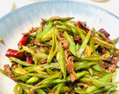 扁豆炒瘦肉片的美味做法（健康炒菜，口感丰富）