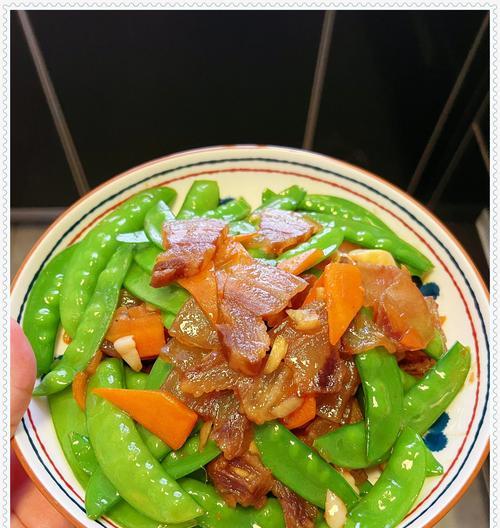 美味蒜蓉培根荷兰豆的烹饪方法（香气四溢，口感绝佳的菜肴）