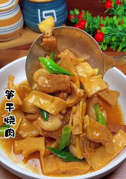 美味五花肉烧干笋（教你如何做出鲜香可口的五花肉烧干笋）
