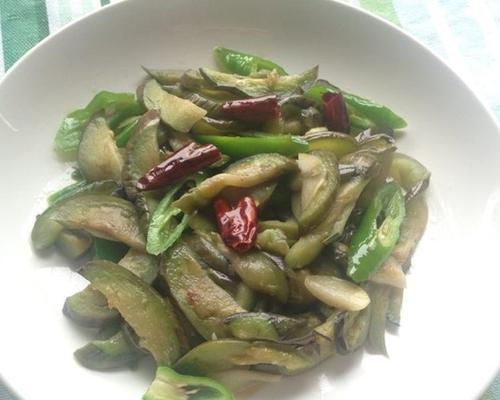 紫茄炒肉丝的做法（色香味俱全的美味佳肴）