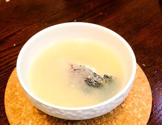 清炖黑鱼汤，滋补养生的健康之选（以黑鱼为主要原料，搭配多种食材制作的营养美味）