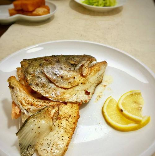 香煎三文鱼头的制作方法（享受美味的海鲜料理）