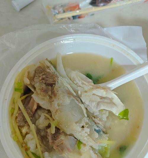 美味三文鱼片粥的做法（如何制作口感细腻的三文鱼片粥）
